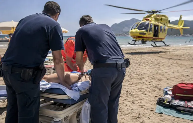 Ragazza accusa malore in acqua, soccorsa da 2 poliziotti e trasportata in eliambulanza