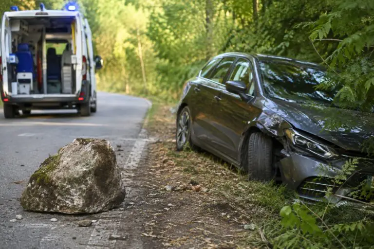 Per schivare sasso si schianta fuori strada, trasportato d’urgenza
