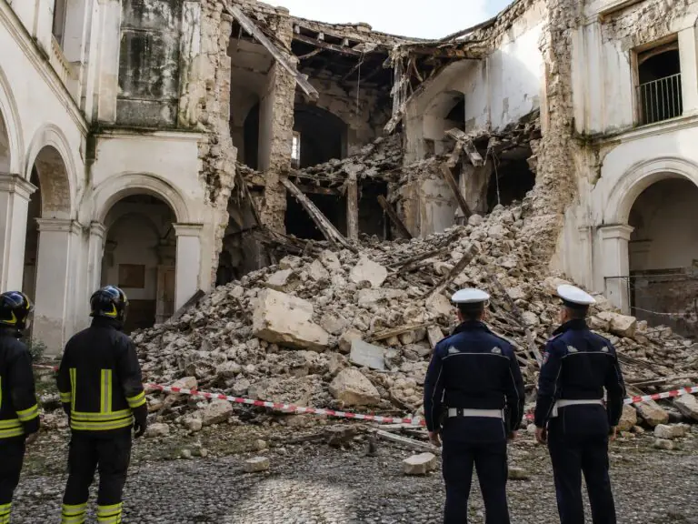 Ex Monastero crolla, paura in centro. Pompieri sul posto