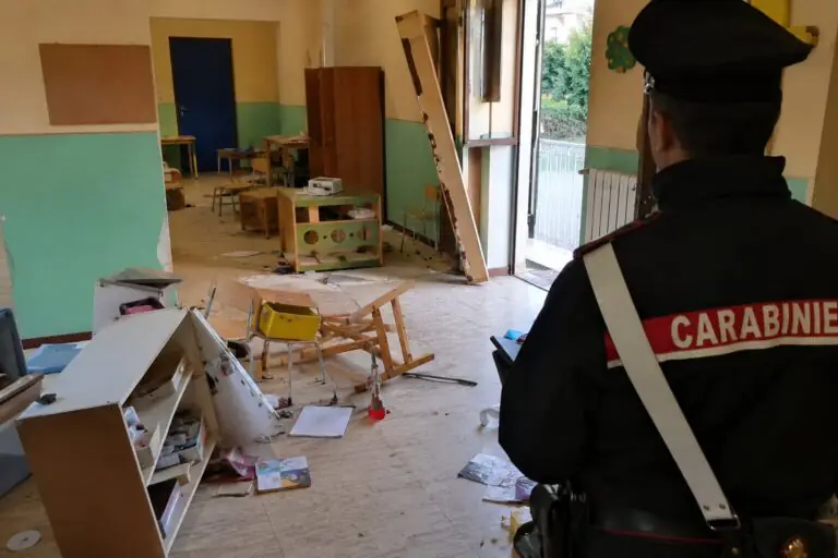 Assalto alla scuola dell’infanzia: danni e computer “spariti”