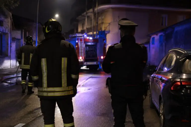 Fiamme in centro, allarme tra i residenti