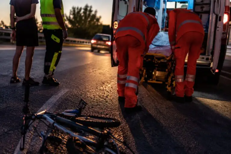 Bimbo cade da bici sulla Statale, trasportato al Santobono