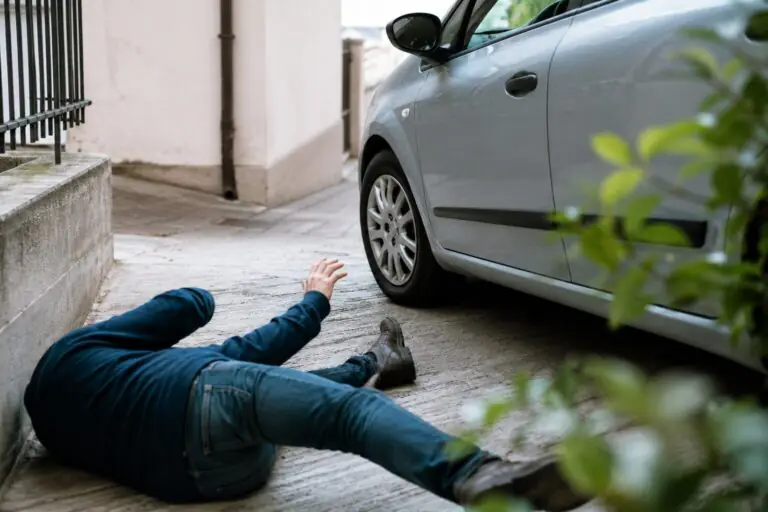 Auto si muove da sola e investe proprietario, trasportato in ospedale