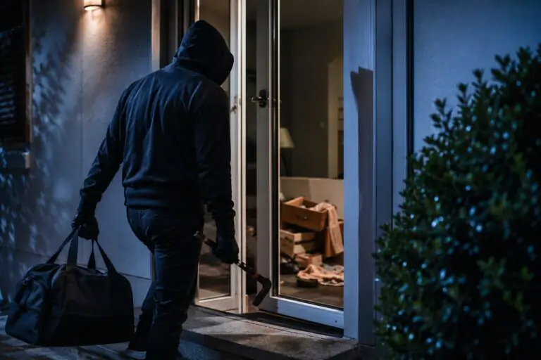 Raid in centro: ladri assaltano villa