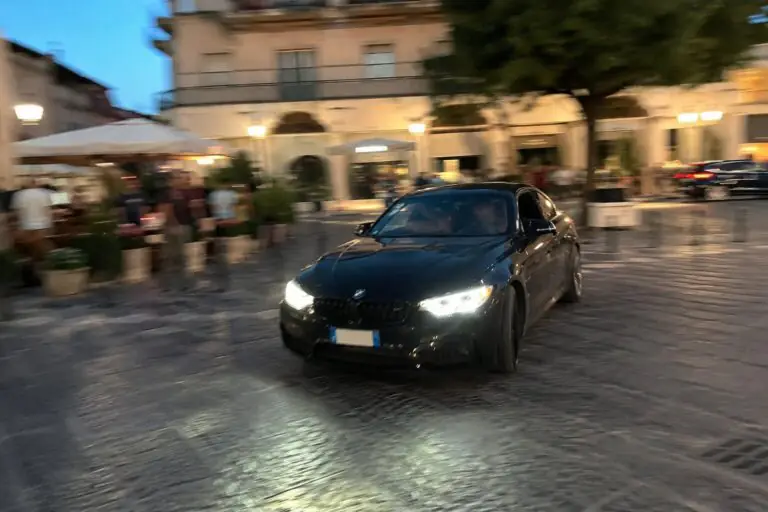 A tutta velocità e manovre folli in piazza su una Bmw, scatta la sanzione