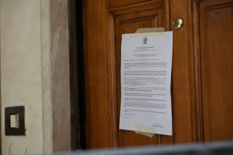 Affissi falsi avvisi alle abitazioni, è allarme tra i residenti