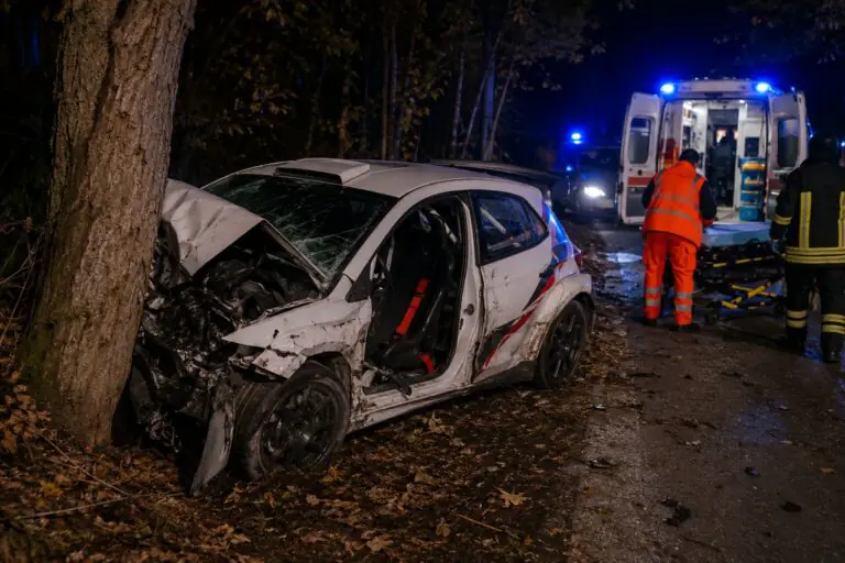 Auto sbanda e finisce contro albero durante gara sportiva, 2 feriti in ospedale