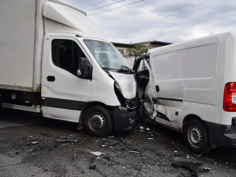 Scontro tra camion e furgone dopo manovra, c’è un ferito