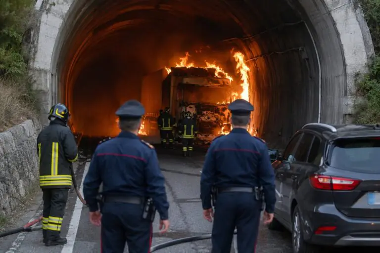 Camion a fuoco nella galleria, caos e disagi sulla Statale