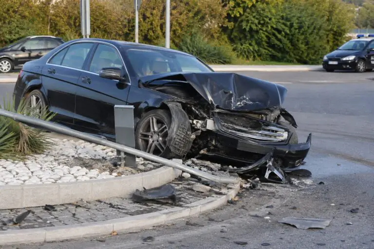 Sbanda e finisce contro rotatoria, choc in strada