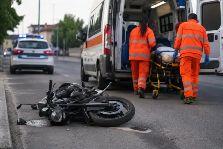 Moto sbanda e si schianta al suolo, coppia in ospedale