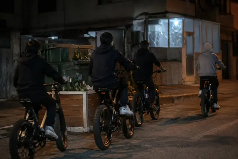 Baby gang in bici lancia bottiglie contro abitazioni