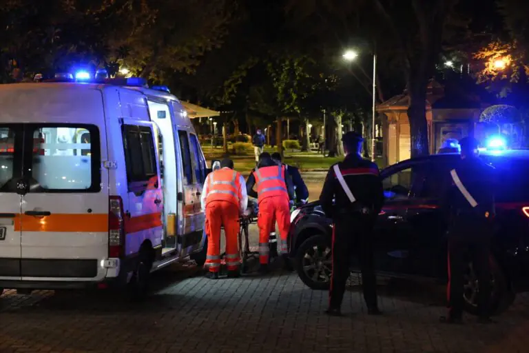 Perde la testa e semina il panico, choc alla Villa Comunale