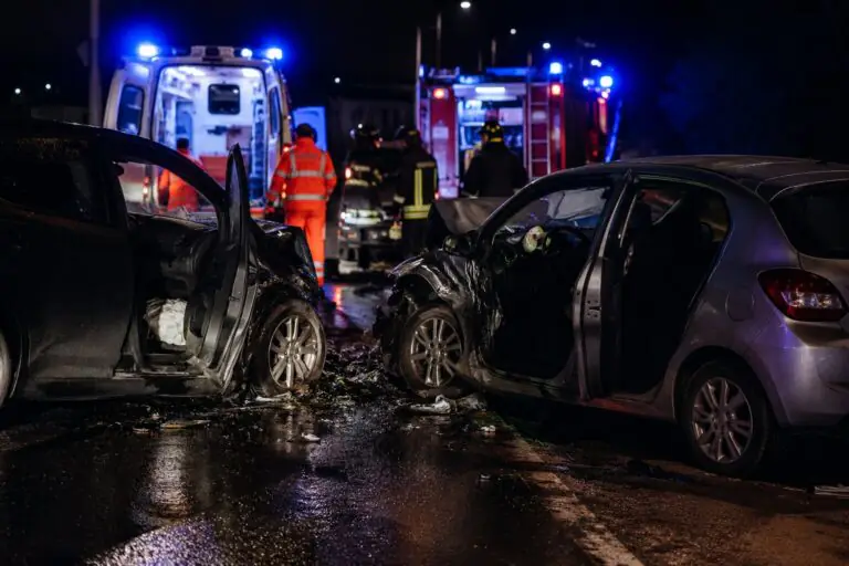 Violento scontro tra auto, 2 persone trasportate d’urgenza