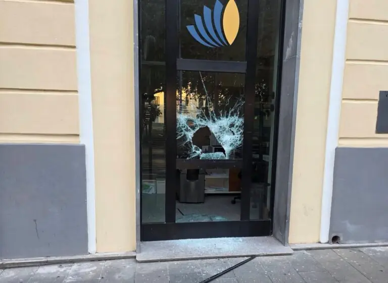 Banditi assaltano banca in pieno centro