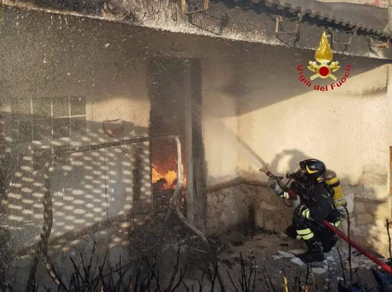 Villetta in fiamme nel residence turistico