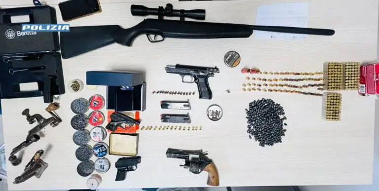 Munizioni e ordigni artigianali nascosti in casa: 56enne agli arresti