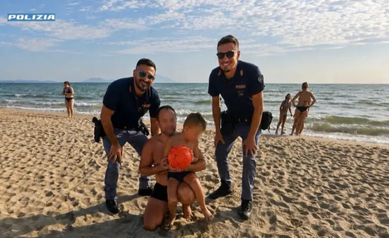 Bambino scompare in spiaggia e fa 3 km a piedi