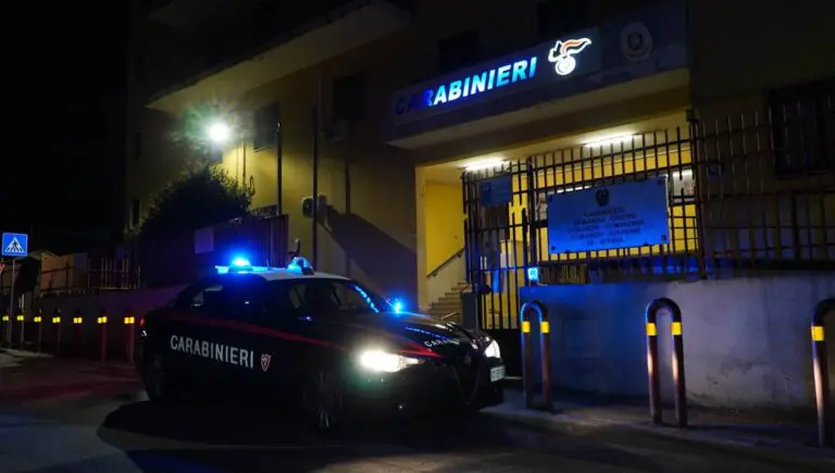 Scappa all’alt, carabinieri trovano droga e coltello