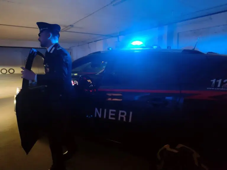 Coltello contro titolare del bar, tenta fuga pure dalla caserma