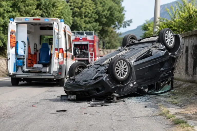 Auto si ribalta più volte, ferita giovanissima