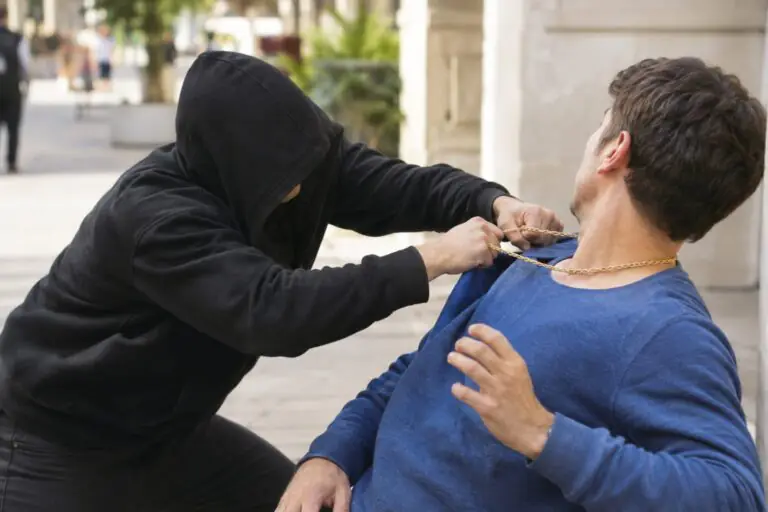 Pesta a sangue un uomo per rubargli la collana, choc in centro