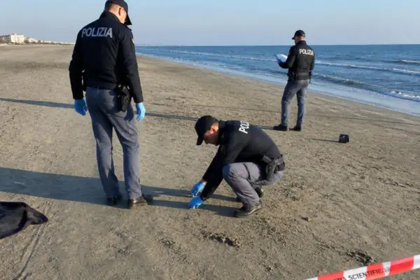 polizia indagine donna morta sulla spiaggia di Castel volturno