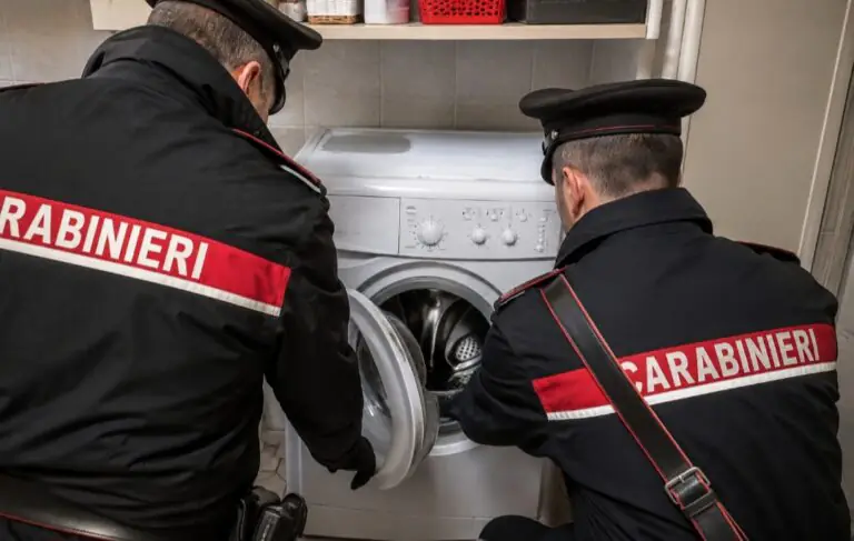 Nasconde la cocaina nella lavatrice: trovati pure soldi