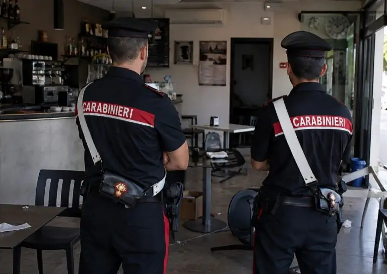 Caos al bar: prima molesta i clienti poi aggredisce i carabinieri