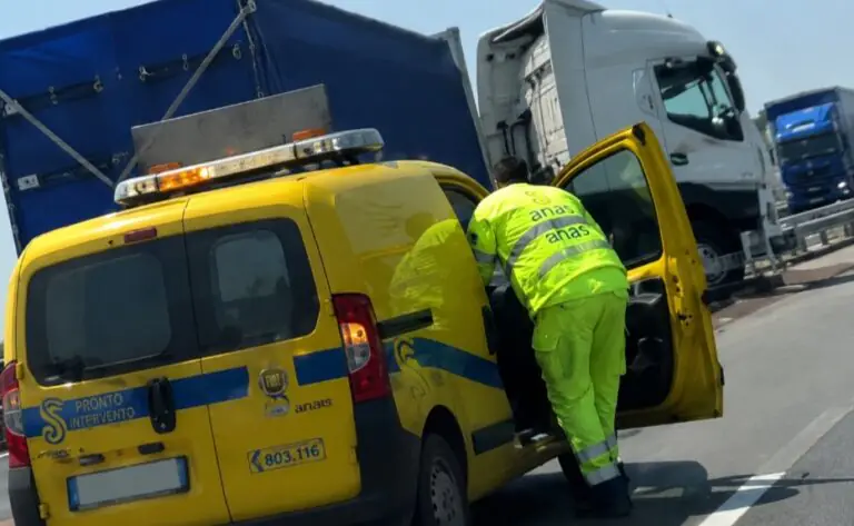 Tir sfonda guardrail, choc sulla 7bis: feriti e paura