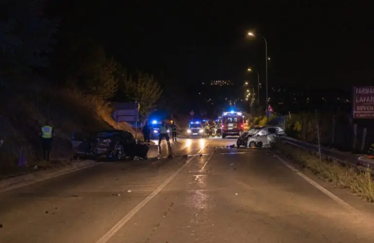 Scontro tremendo, 2 morti e un giovane tra la vita e la morte