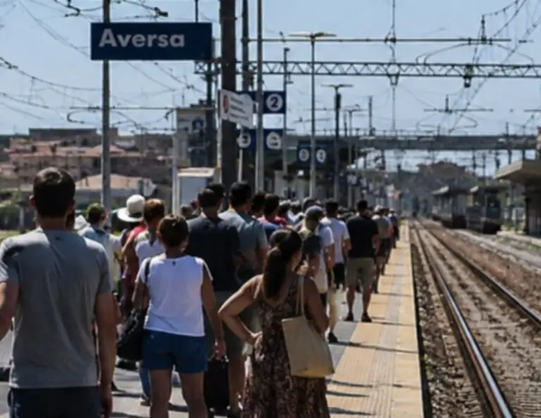 Giovane rischia di essere travolto, stop ai treni: linea in tilt
