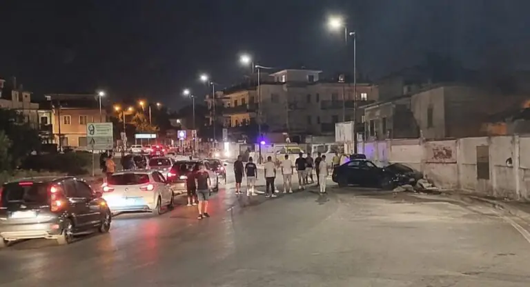 Audi modificata supera la fila con sorpasso folle poi si schianta