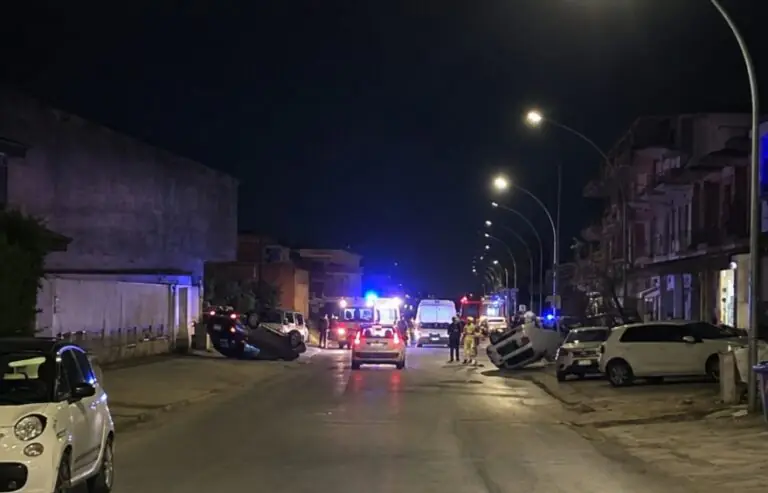 Auto si ribaltano sul corso, 3 giovani intrappolati