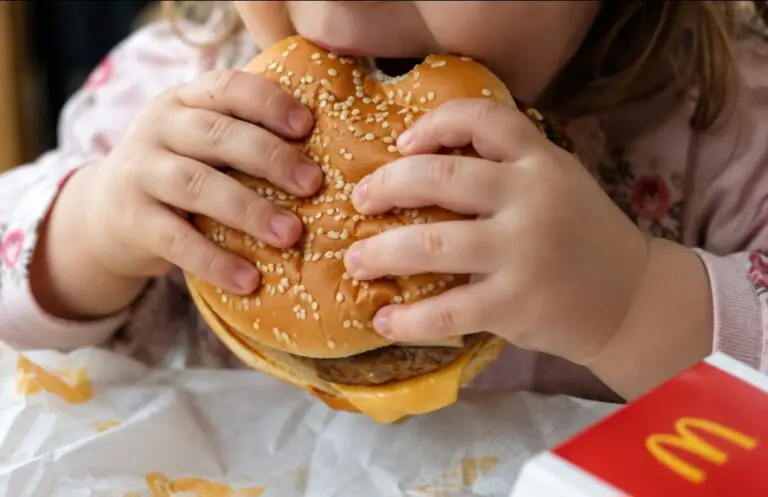 Bimba di un anno rischia di soffocare con boccone del Mc, choc nel fast food