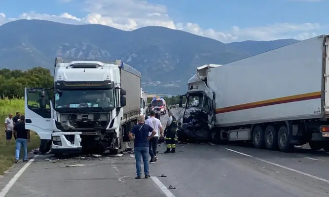Scontro tra tir sull’Appia, camionista prigioniero delle lamiere
