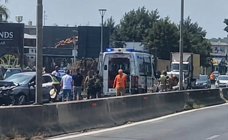 Schianto choc sulla strada del mare, paura per automobilista