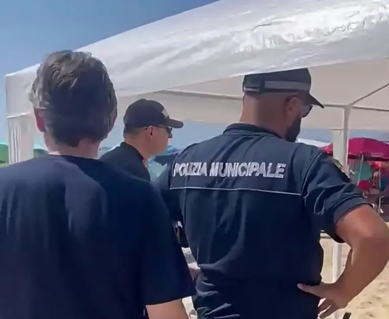 Tende abusive sulla spiaggia, blitz degli agenti per la rimozione