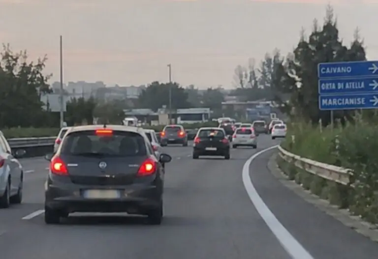 Banditi in azione sulla 7bis, caccia all’auto sospetta