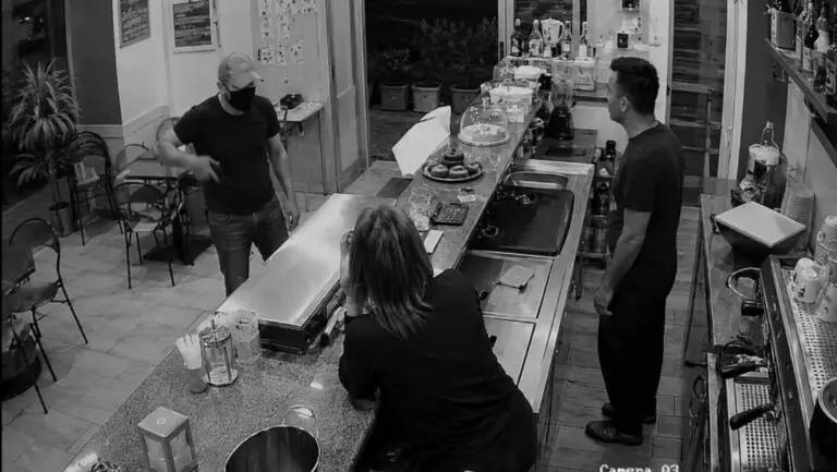 Finge di avere pistola per rapinare bar, finisce tra le braccia dei carabinieri