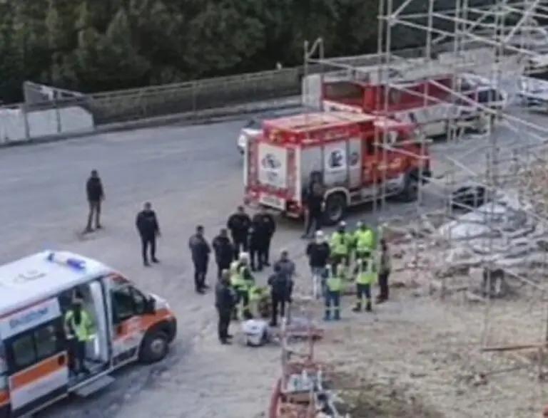 Incidente choc nel cantiere della scuola, identificato l’operaio coinvolto