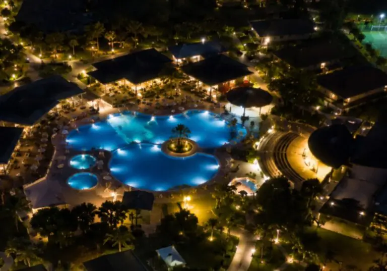 Animatore del villaggio accusato di abusi su turista minorenne