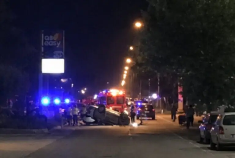 Auto si ribalta davanti al ristorante sulla Statale: si teme il peggio