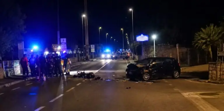 Auto contro scooter, muore a 19 anni sulla strada del mare
