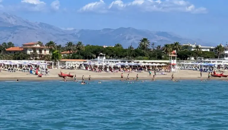 Tre bagnini si lanciano per salvare turisti in difficoltà