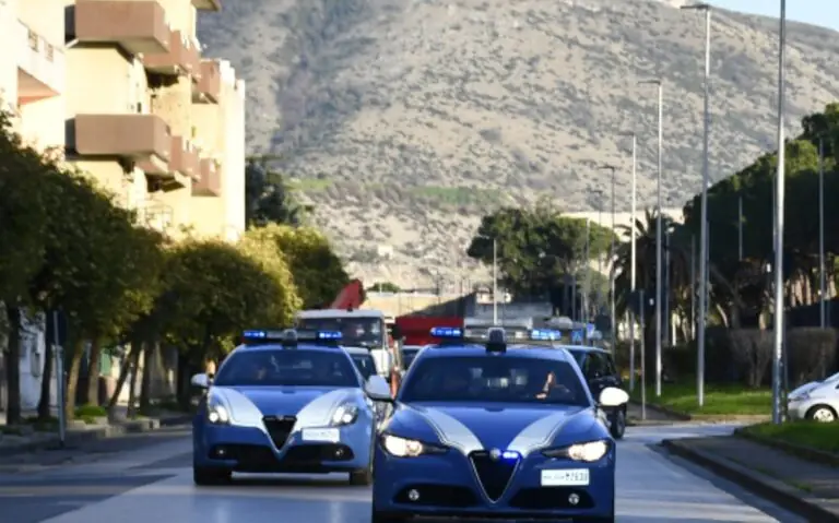 Fermati dopo rapina: 2 scappano, uno picchia agente e viene preso