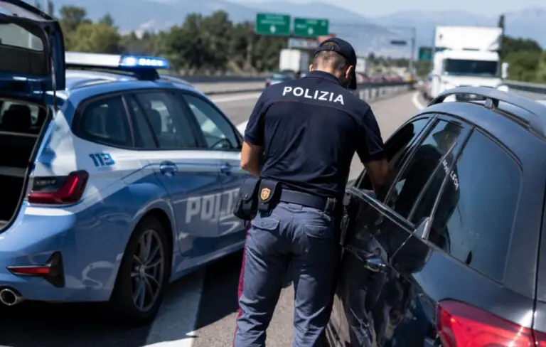 Polizia intercetta carico di 18 chili di droga in autostrada, autista agli arresti