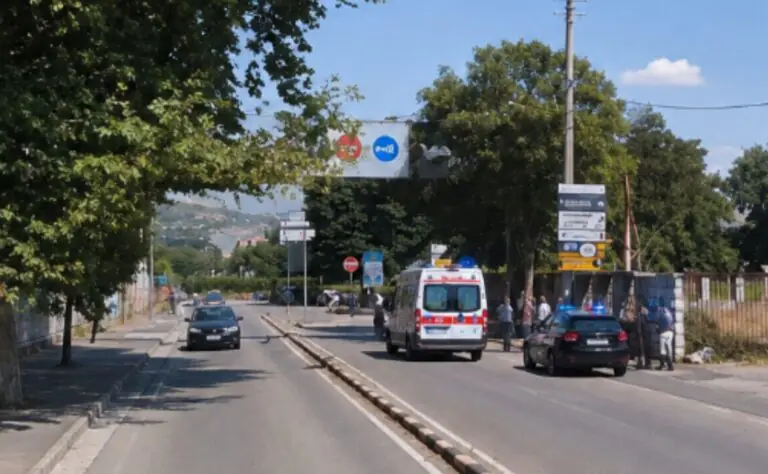 Perde la testa e devasta le auto in sosta