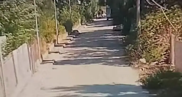 Zozzone in strada con due divani, polizia li toglie l’auto