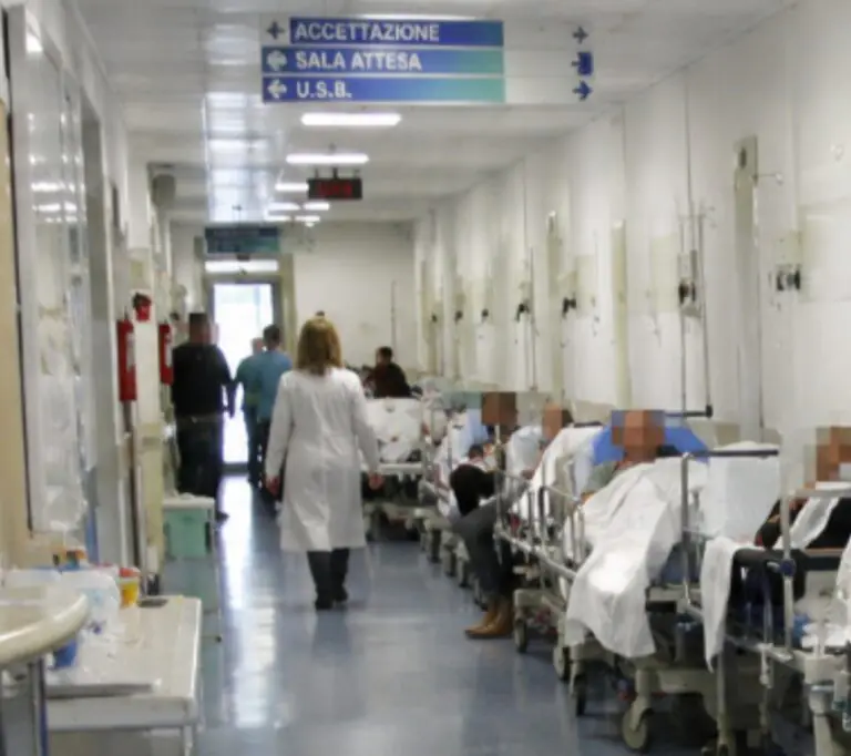Ospedale, ostetricia al collasso: pazienti su barelle e carrozzine